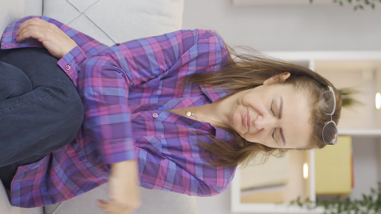 혐오스러운 여성의 수직 비디오.