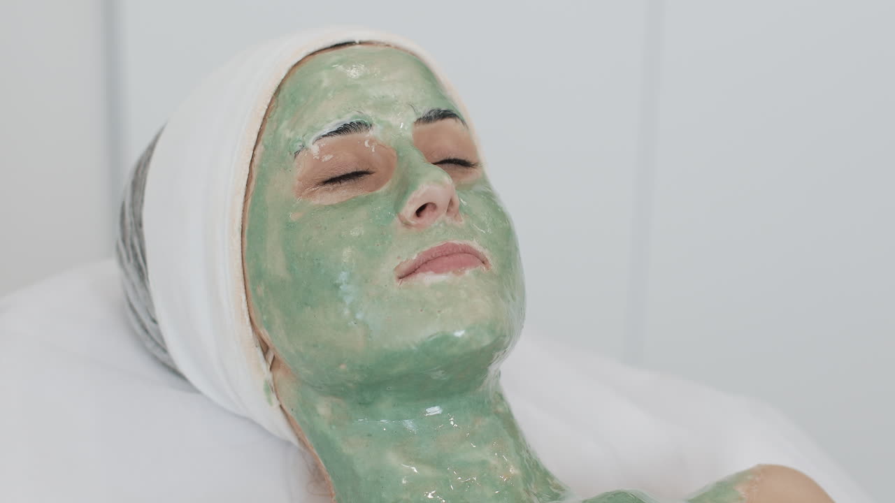 mujer recibiendo un tratamiento facial