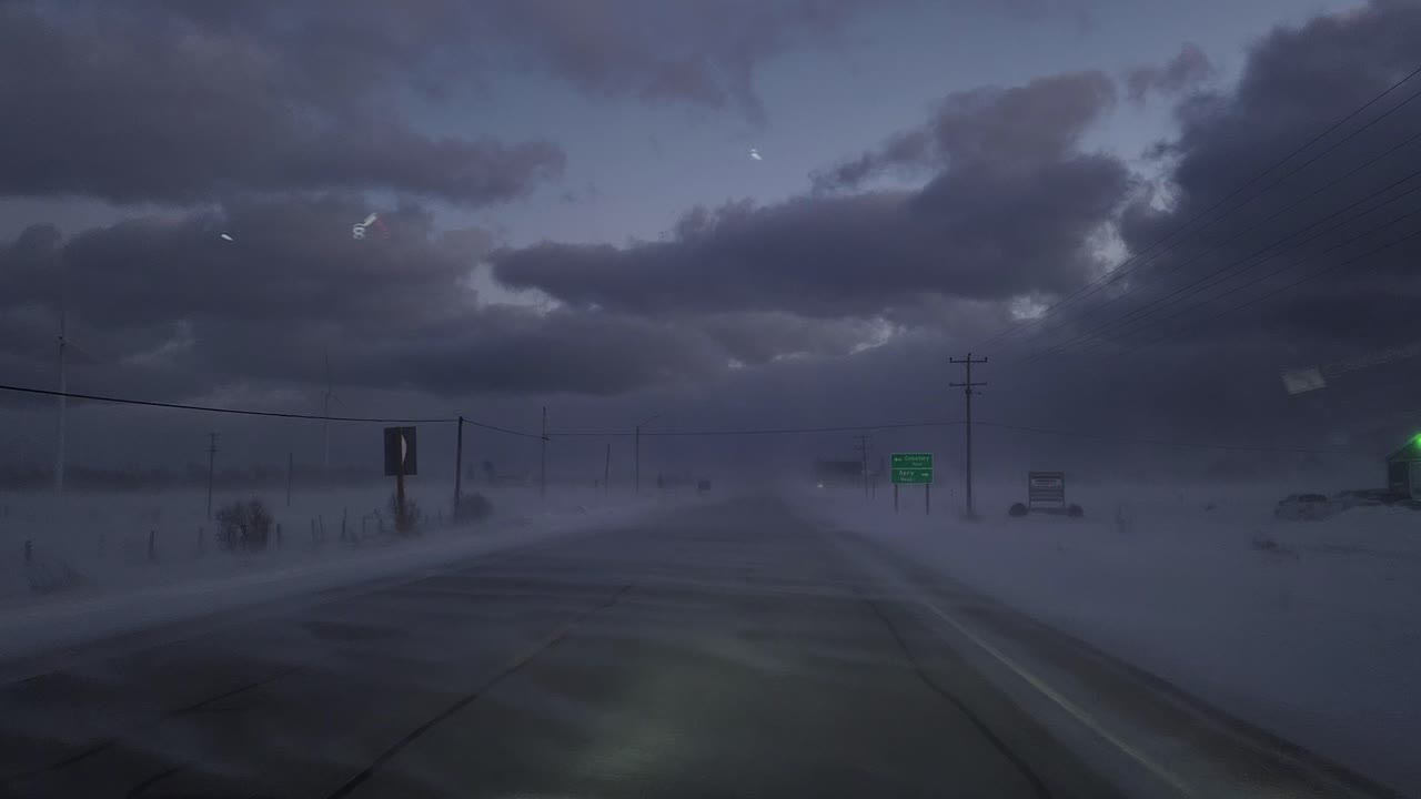 극적인 구름이 앞에 있는 폭설 속에서 고속도로를 운전하다