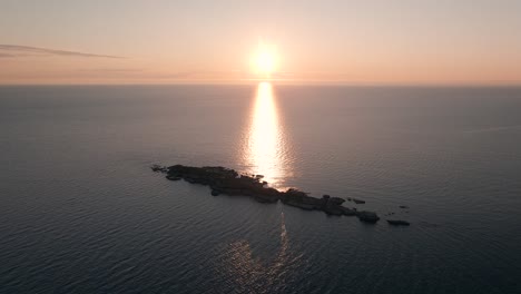 Glorious-Sunrise-Reflecting-On-The-Gulf-Of-Saint-Lawrence-And-Plateau-Island-In-Quebec,-Canada