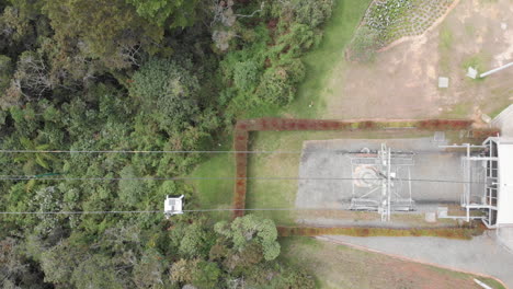 vista aérea de teleféricos en el parque arvi con vista de colinas verdes y exuberante vegetación en antioquia, colombia - toma aérea de drones