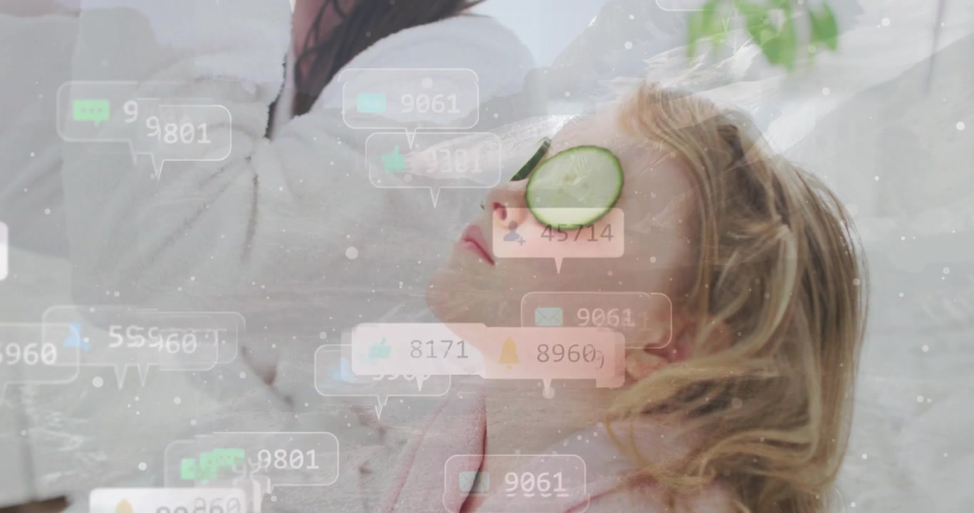 母と娘がスパのソファに横たわる。オーバーレイが現れ、UXのためのキュウリが上昇するUIを表示。