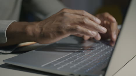 Persona escribiendo en la computadora portátil
