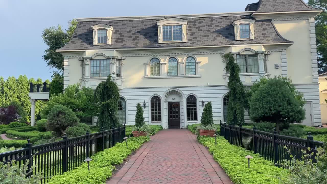 작은 시골 마을의 오래된 시골 저택-1