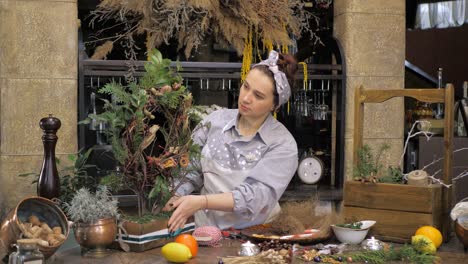 florista en el trabajo. cómo hacer una corona de navidad con arreglos florales. paso a paso, tutorial