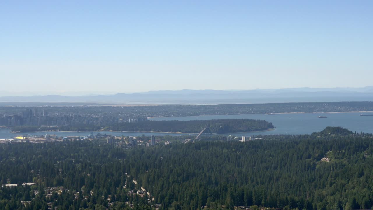 мост лайонс-гейт и стэнли-парк на бухте баррард, виденные с гондолы на горе гроуз в ванкувере, канада