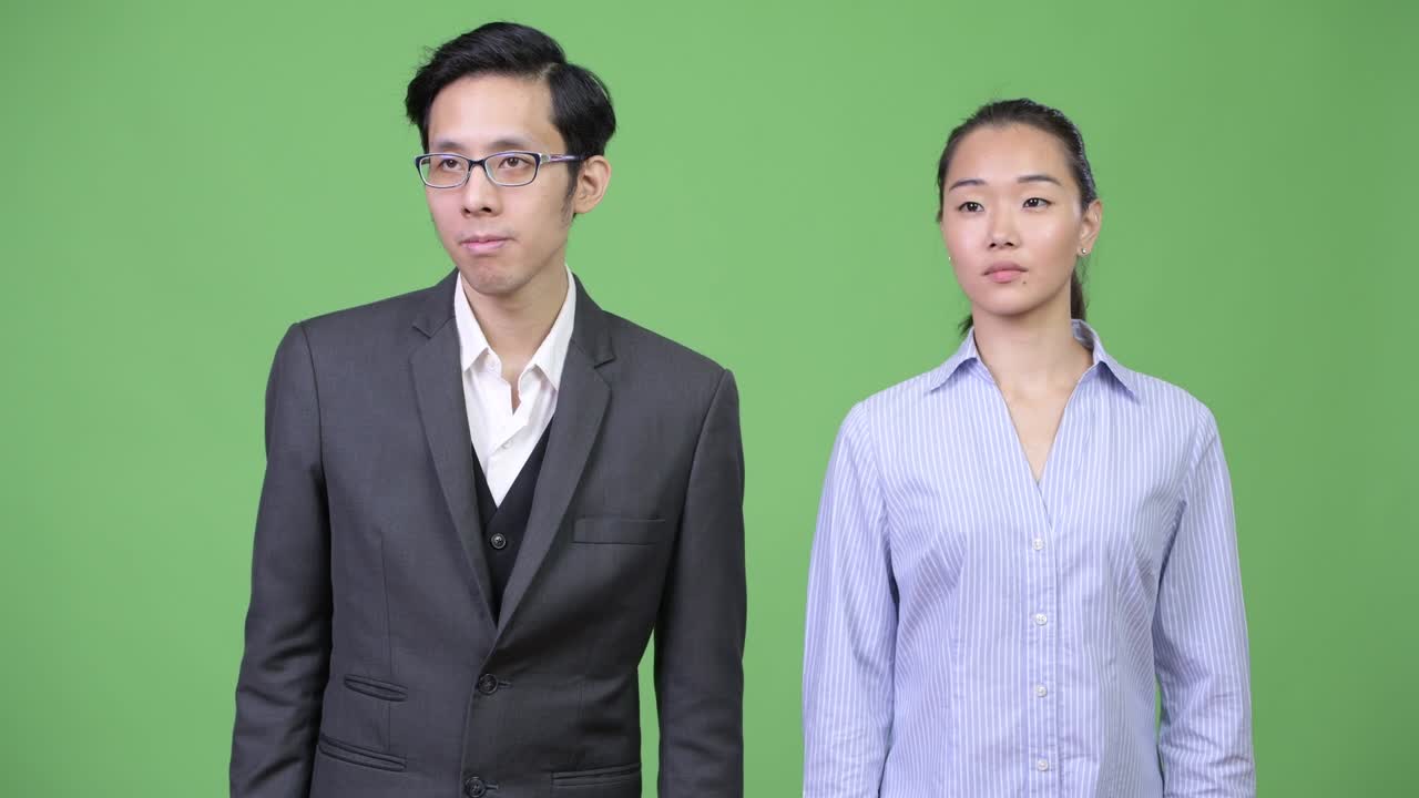 젊은 행복한 아시아 비즈니스 커플