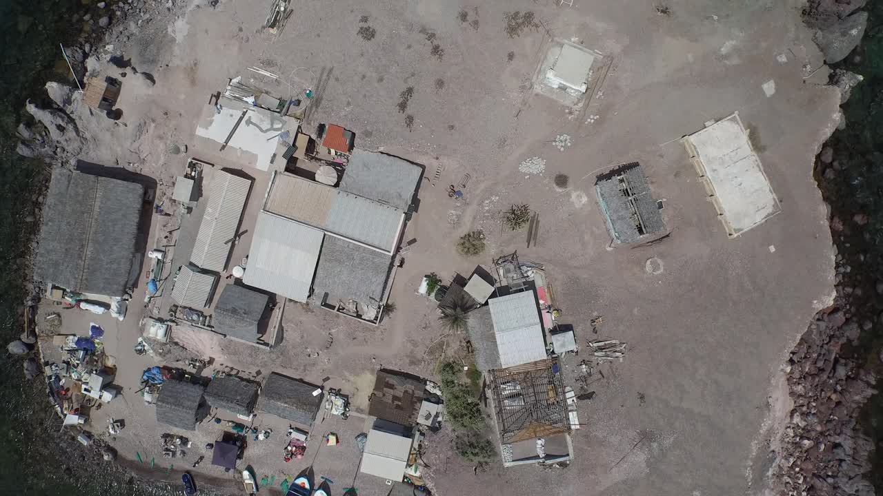 toma aérea cenital de una pequeña isla remota de pescadores, isla coyote, mar de cortez