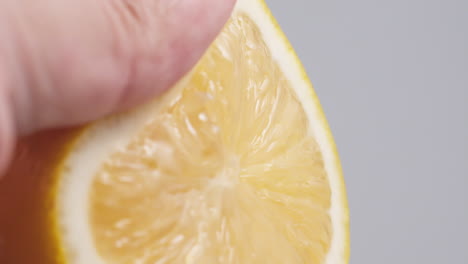 la mano exprime el jugo natural fresco del limón