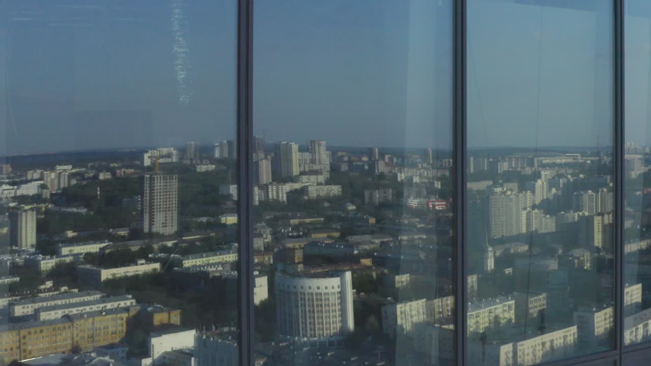 vista de la ciudad a través de ventanas de vidrio