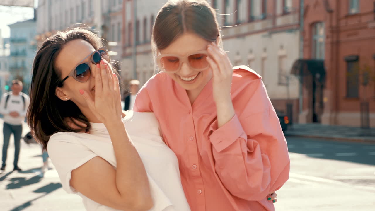 두 명의 행복한 여성들이 도시에서 하루를 즐기고 있습니다.
