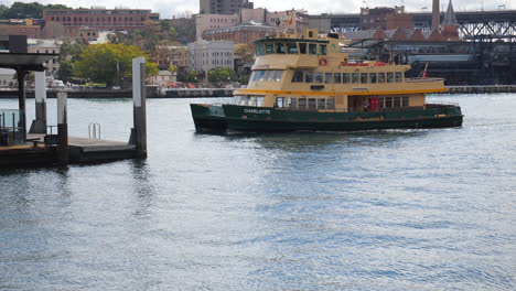 Sydney-ferry-pulling-into-dock