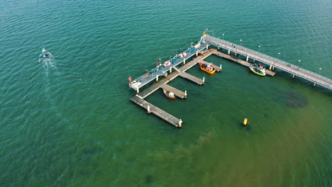 vista aérea sobre el muelle en mechelinki, polonia