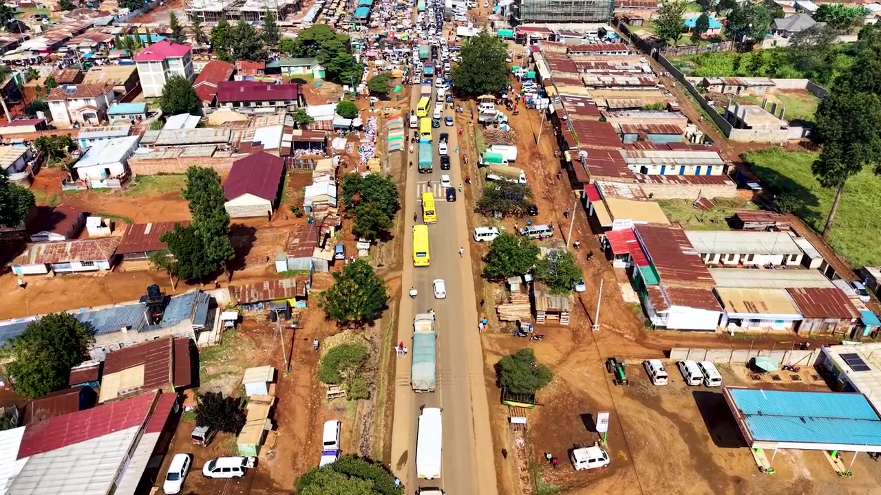 Campagna elettorale in Kenya, politica keniota, comizio politico, candidato alle elezioni presidenziali. Persone in un convoglio politico di contea. Insediamento rurale. Commissione elettorale del Kenya elezioni 2027