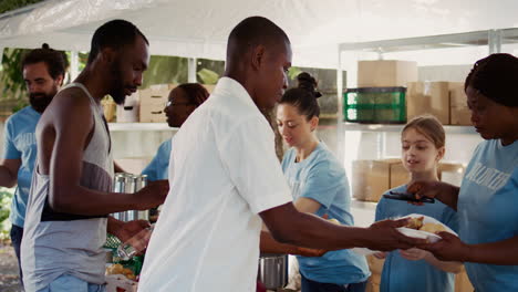 Trabajadores-De-Caridad-Que-Sirven-Comida-Gratis