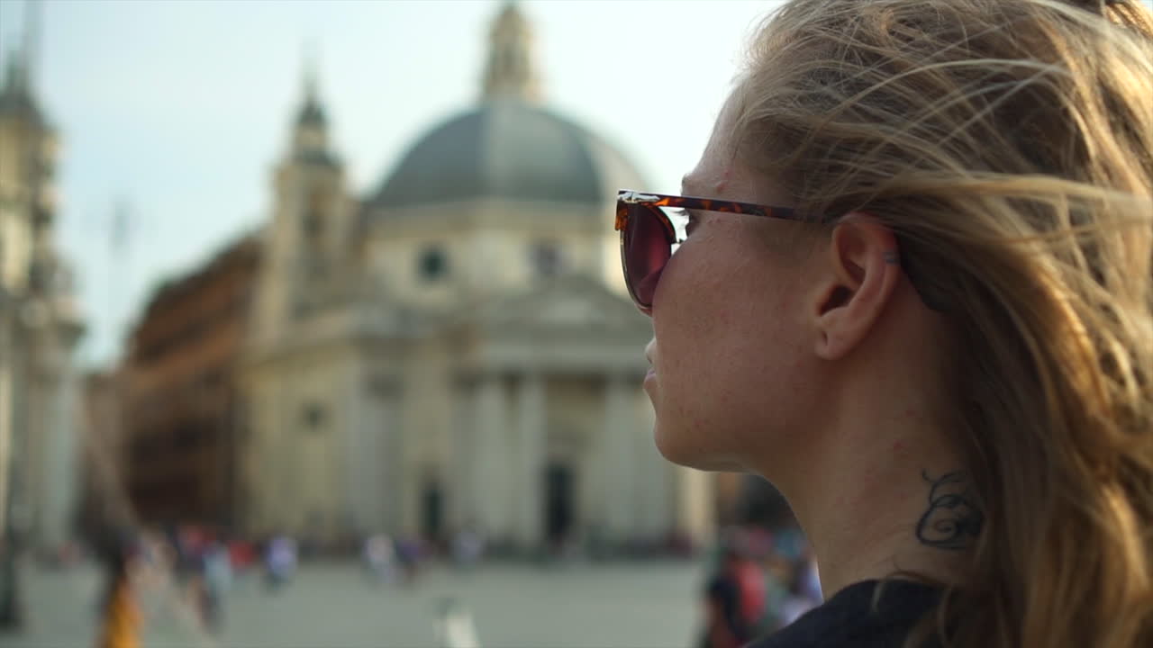 Donna caucasica in giro turistico in un'antica piazza di città europea, primo piano al rallentatore.