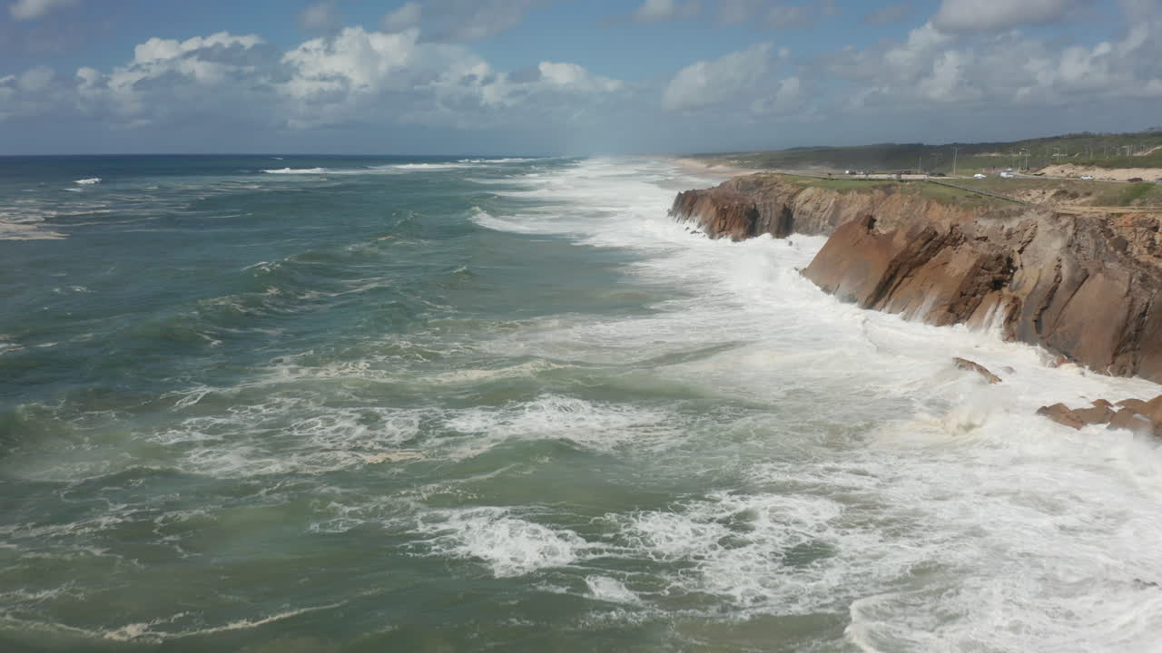 volando bajo sobre olas blancas y pesadas en un mar inquieto