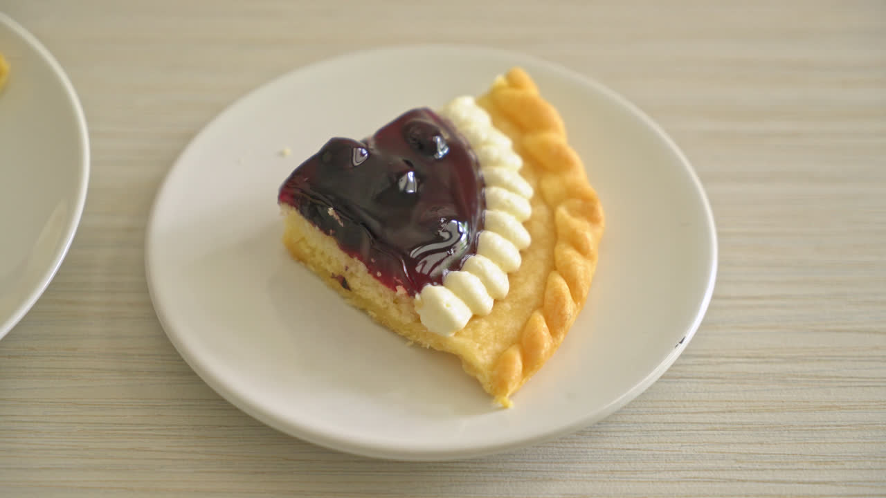 하얀 접시에 맛있는 블루베리 치즈 파이