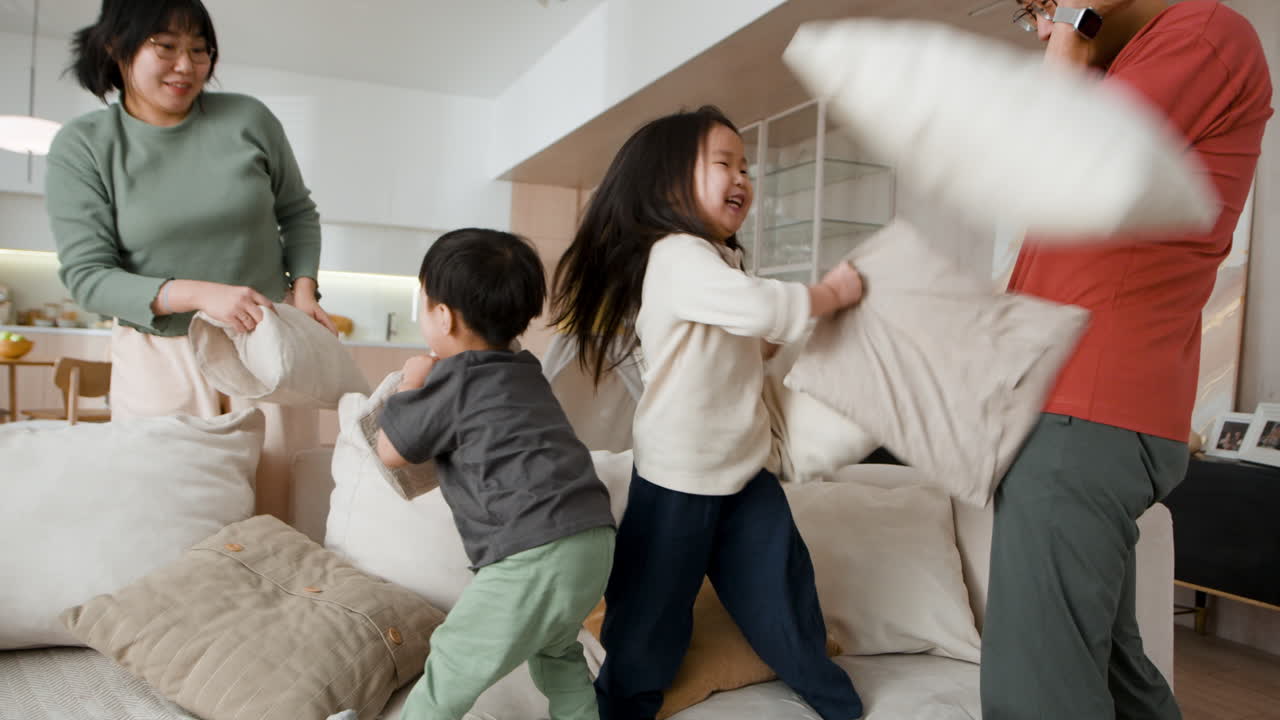 가족 베개 싸움