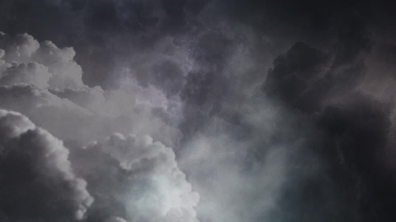 어두운 구름 속에서 번개를 통해 날아가는 4k
