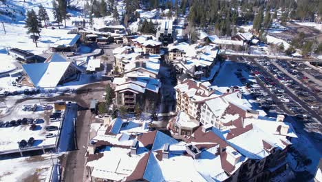 vista aérea de la estación de esquí de palisades, el valle olímpico, el lago tahoe, ca, ee.uu. en un soleado día de invierno