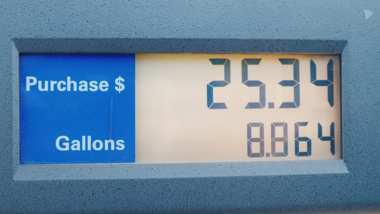 휘발유의 양과 가치를 미국 달러로 표시한 디지털 디스플레이 연료의 소매 판매