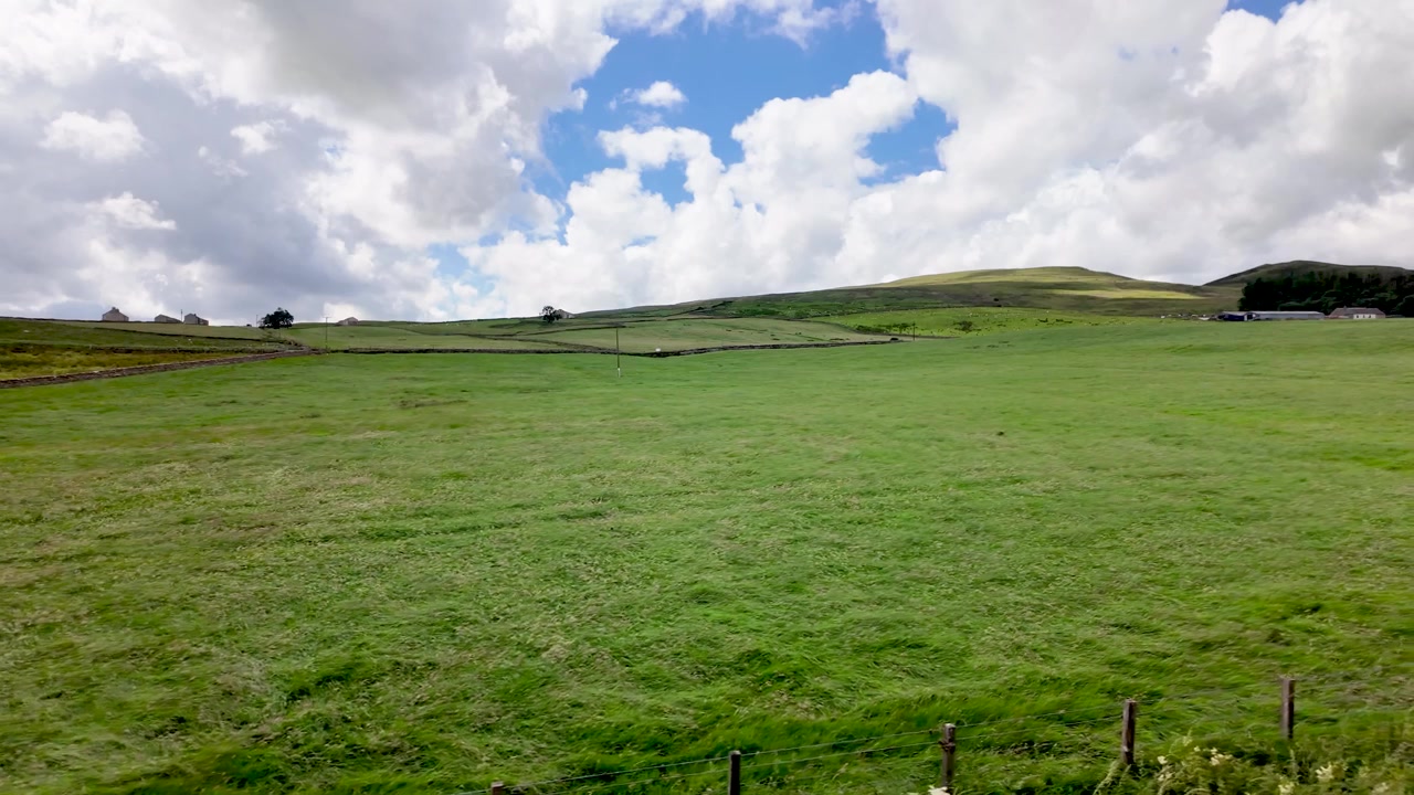 Vivi un viaggio in soggettiva attraverso la splendida e ondulata campagna inglese, con rigogliosi campi verdi sotto un cielo dinamico