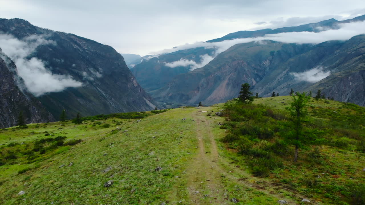 Paesaggio di valle di montagna