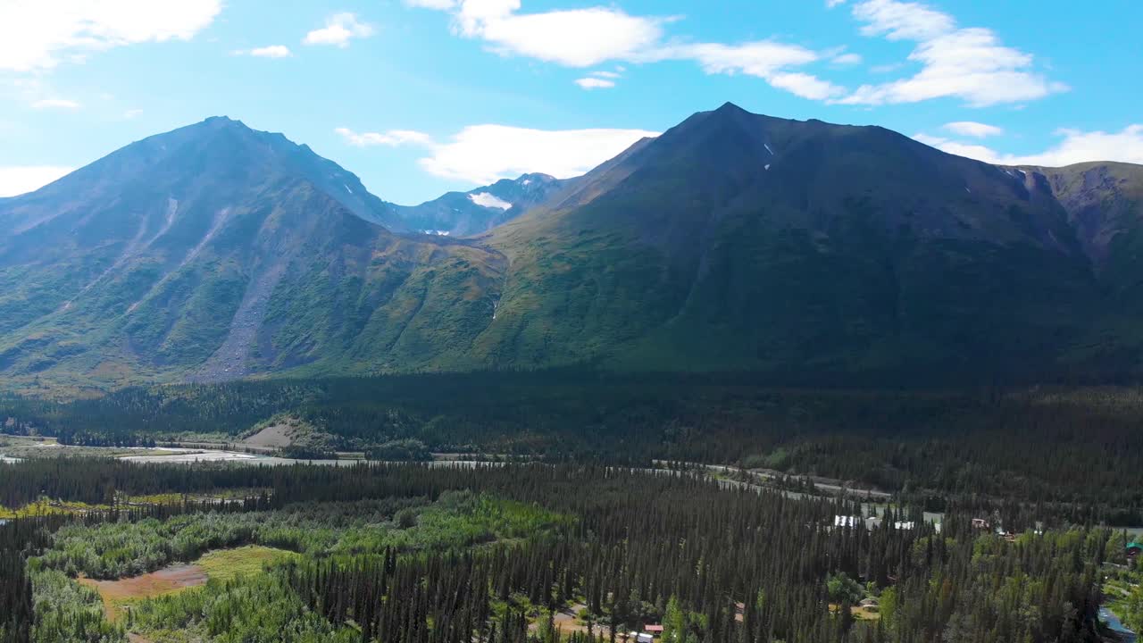 video de drones de 4k de la hermosa cordillera sobre el río chulitna cerca del parque nacional y reserva denali, ak durante el verano