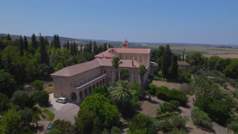 Das-Auf-Der-Spitze-Des-Hügels-Gelegene-Trappistenkloster-Latroon-Ist-Das-Einzige-Kloster-Der-Stille-Mönche-In-Israel.-Der-Klösterliche-Lebensstil-Basiert-Auf-Einfachheit-Und-Harmonie-Mit-Der-Natur