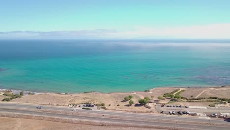 vista aérea de las aguas turquesas del océano en la costa de california, rancho palos verdes
