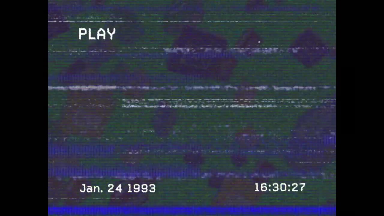 Animazione di un'interfaccia digitale di riproduzione con glitch e elaborazione dati sullo schermo.