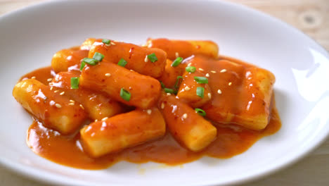 korean rice cake stick in spicy sauce - tteokbokki