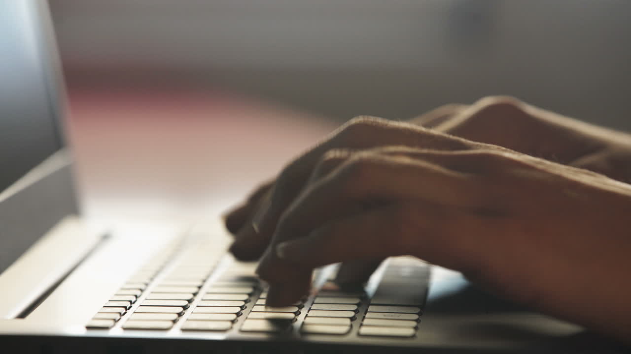 用手在笔记本电脑键盘上打字