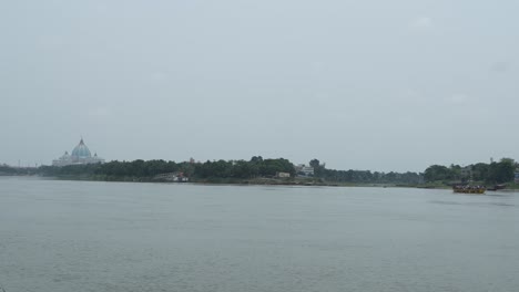 iskcon mayapur es el templo de krishna más grande de la india al otro lado del río ganges.