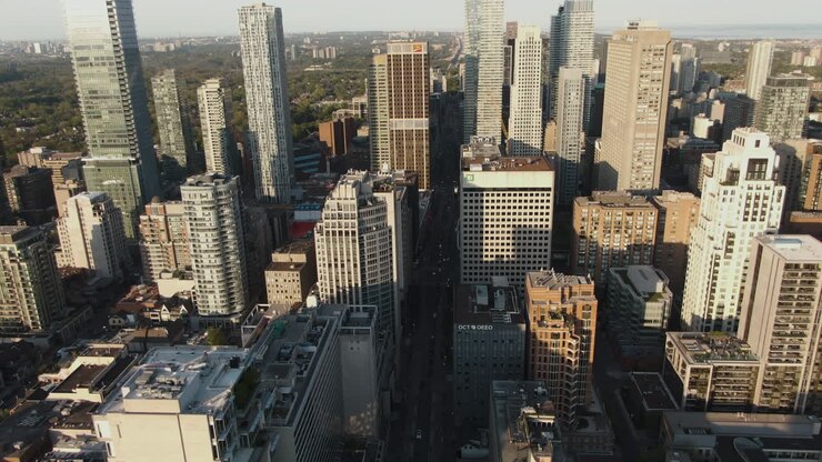 Uma imagem aérea dos arranha-céus, edifícios de escritórios e imóveis de Yorkville em um dia ensolarado em Toronto.