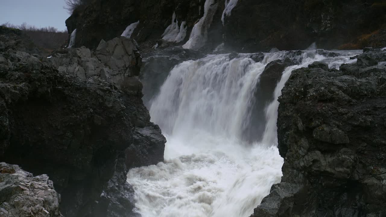 Storslått utsikt over Barnafossar-fossen nær Hraunfossar på Vest-Island