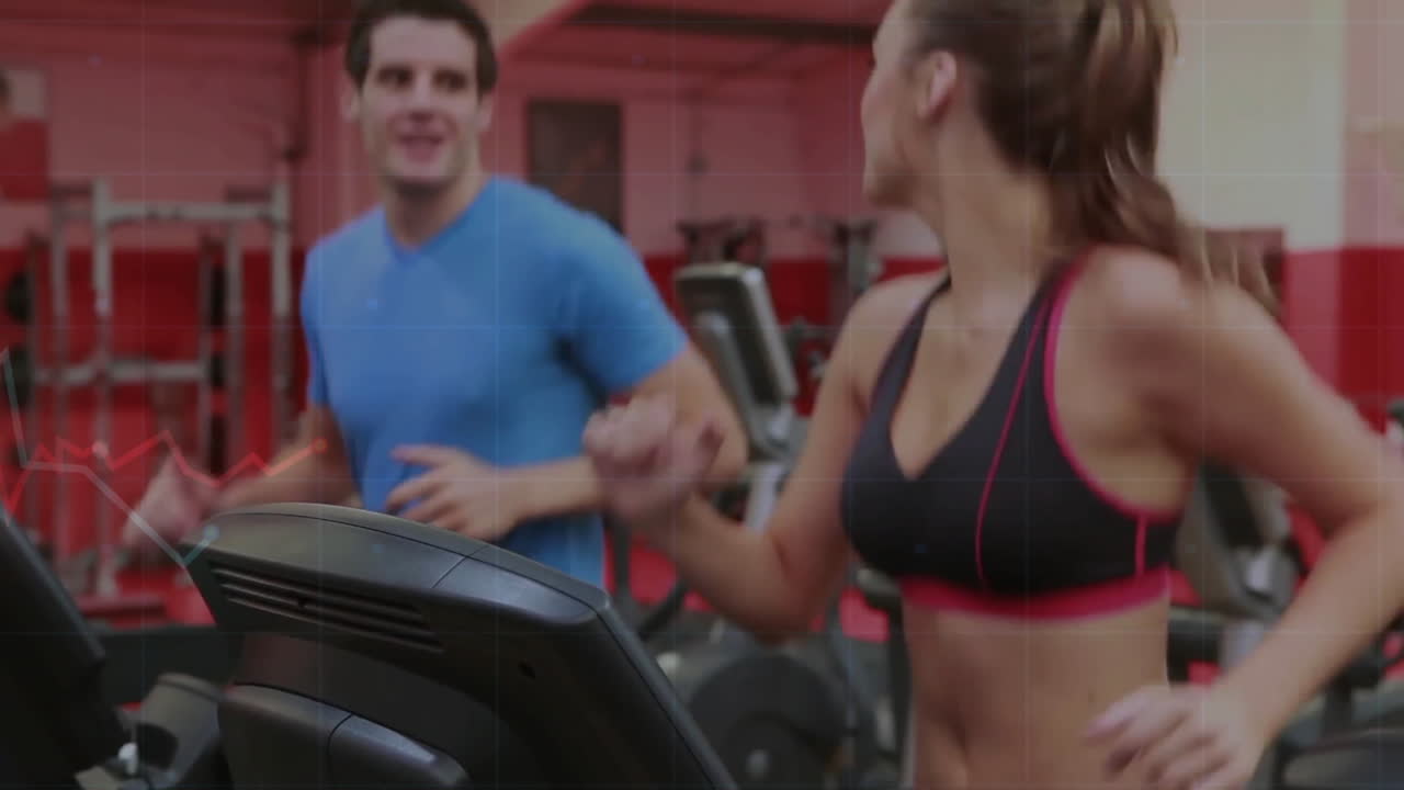 Uomo che corre sul tapis roulant e donna che fa jogging sul tapis roulant accanto, mentre un grafico di fitness animato si sovrappone.