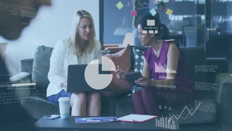 animación de procesamiento de datos financieros sobre mujeres de negocios discutiendo el trabajo en la oficina moderna