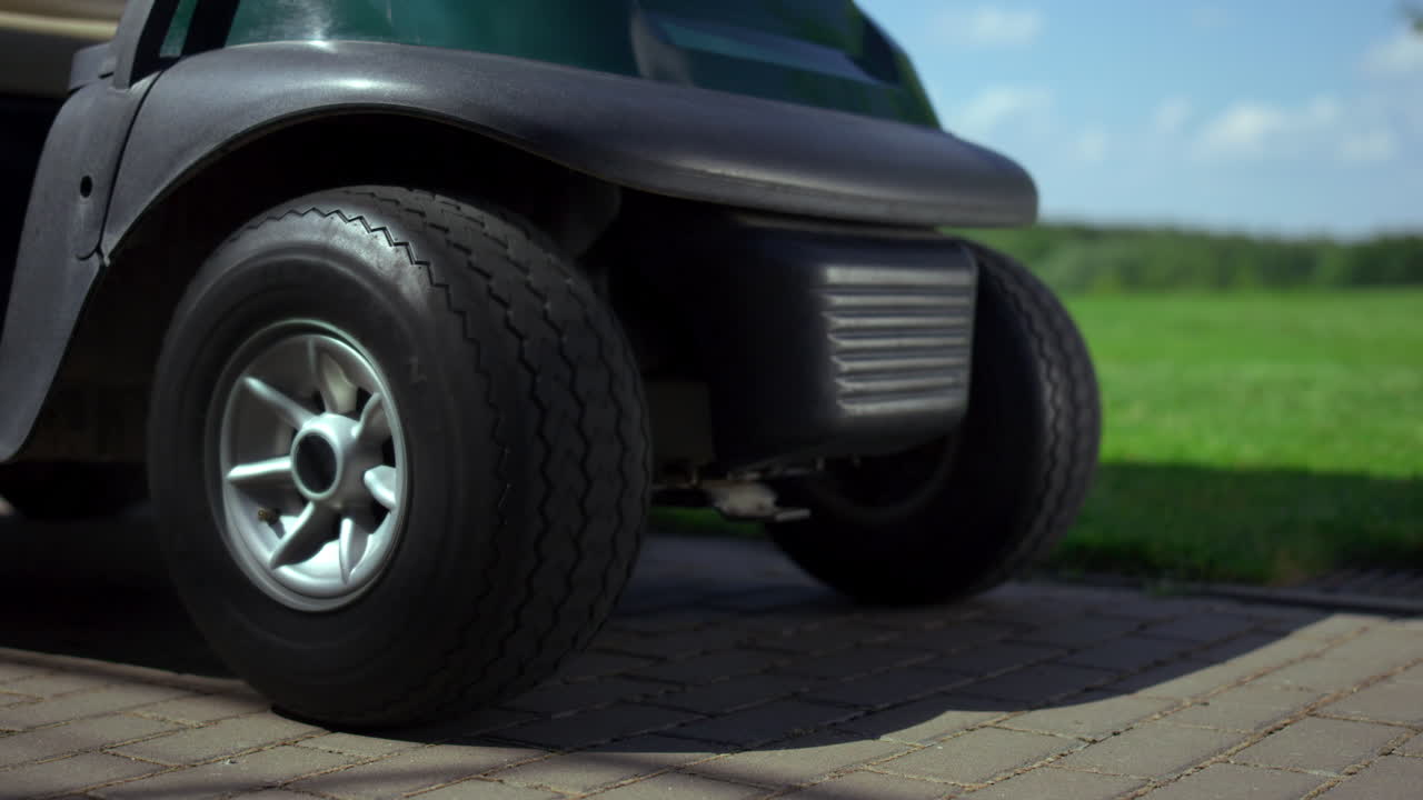 ruedas de carrito de golf profesional en la carretera del club de golf. coche de buggy deportivo en verano.