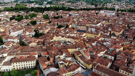 Hermosa-Toma-Aérea-De-La-Ciudad-De-Lucca,-Una-Ciudad-Antigua-En-Medio-De-Toscana,-Italia,-4k