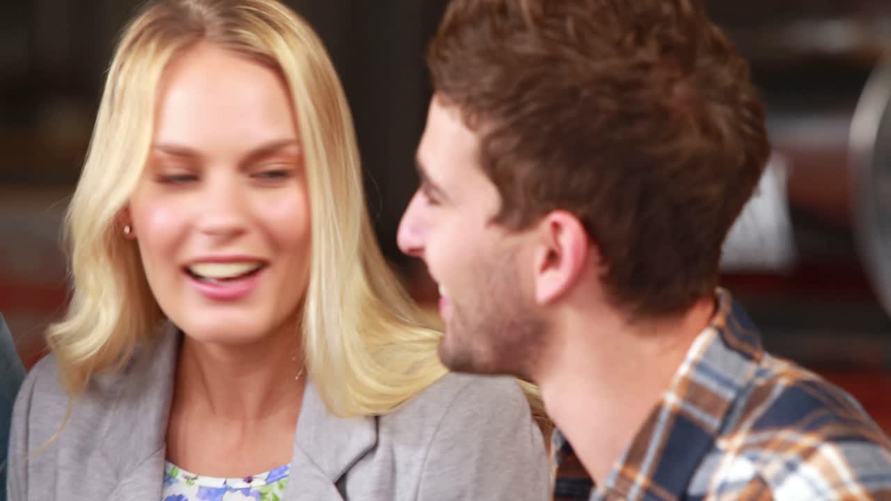 행복한 스터 친구들이 함께 토론하고 있습니다.