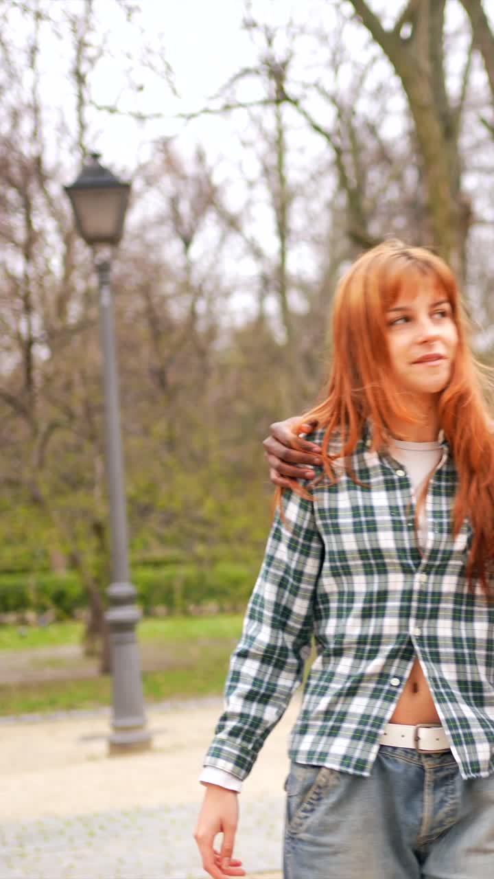 공원에서 산책하는 커플