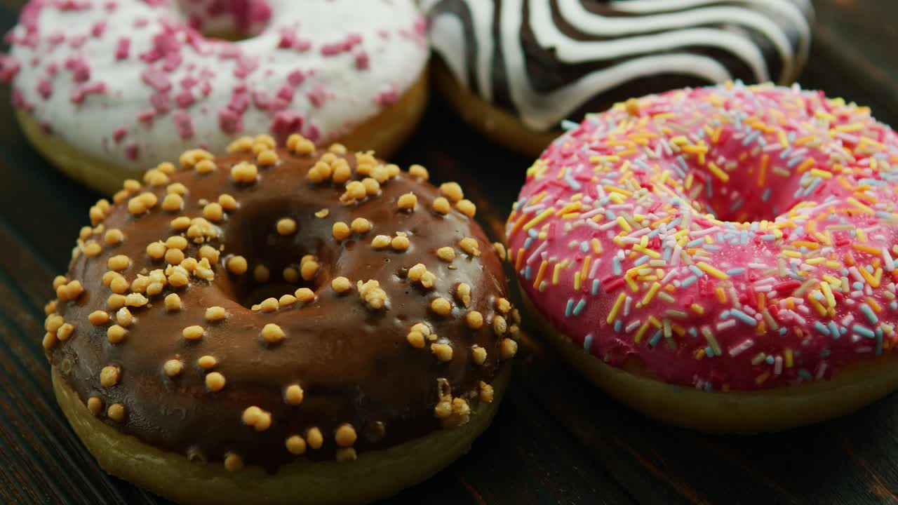 deliciosos donuts glaseados en vidrio