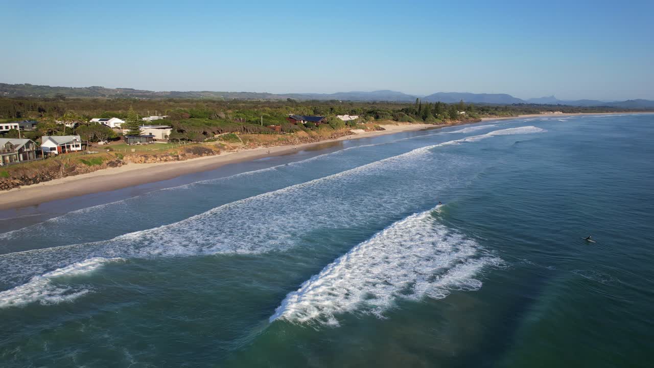 surfista montando una ola en el mar cerca de la playa de torakina en brunswick heads, nsw, australia