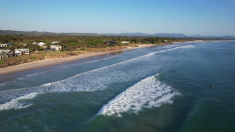 Surfer-Riding-On-Wave-In-The-Sea-Near-Torakina-Beach-In-Brunswick-Heads,-NSW,-Australia