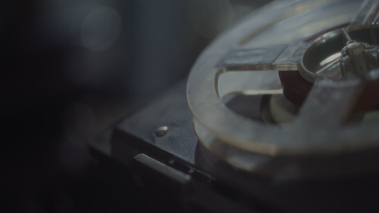 шпион слушает скрытые записи.