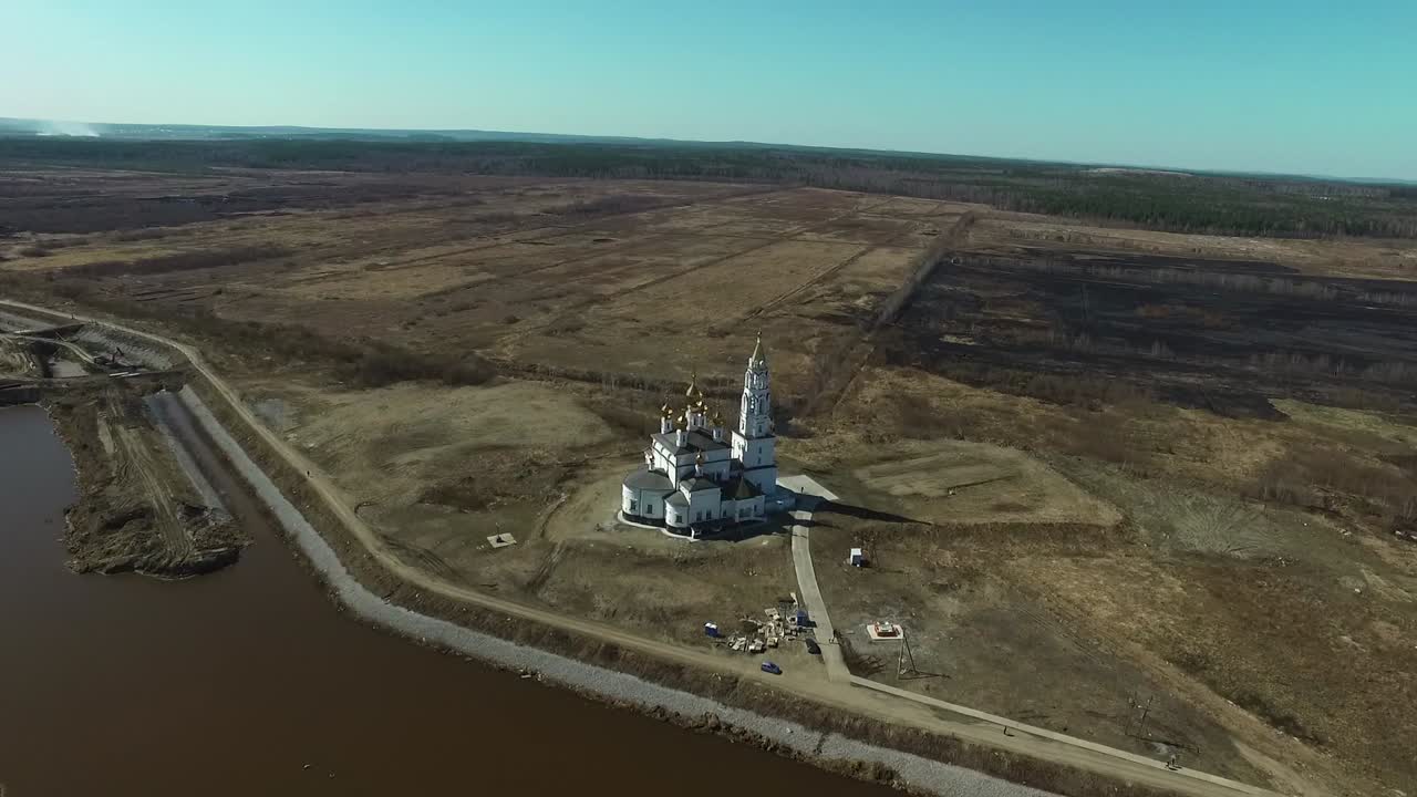 vista aérea de una iglesia en un paisaje rural