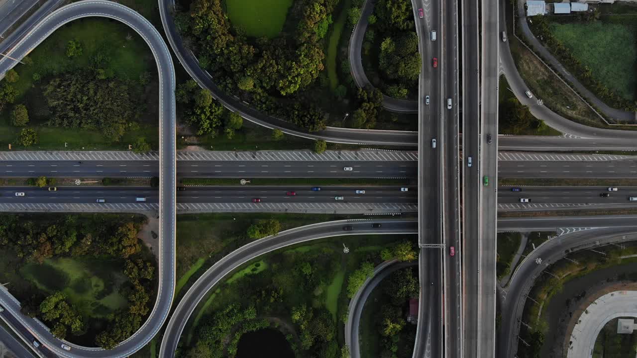 고속도로 위쪽 전망, 도로 교통 중요한 인프라