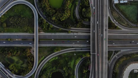 vista de arriba de la autopista, el tráfico vial es una infraestructura importante